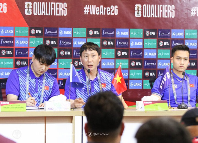 HLV Kim Sang-sik: Nhìn thấy khả năng đi tiếp của đội tuyển Việt Nam - Ảnh 1.
