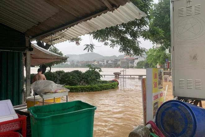 Hà Giang chìm trong biển nước, dân trèo lên mái nhà chờ giải cứu - Ảnh 10.