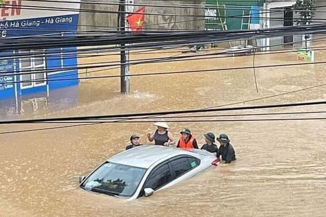 Hà Giang chìm trong biển nước, dân trèo lên mái nhà chờ giải cứu - Ảnh 9.