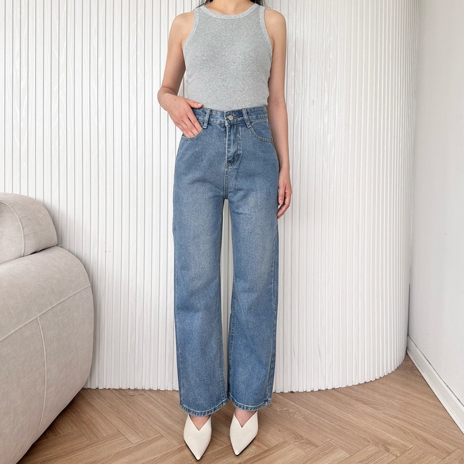 10 Sätze minimalistischer Jeans, auf die sich Frauen über 40 beziehen sollten - Foto 13.