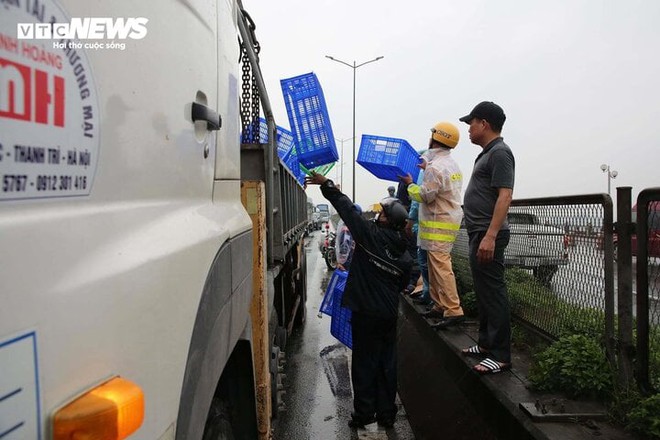 Hai xe tải tông nhau trên cầu Thanh Trì, đường Vành đai 3 ùn tắc kéo dài - Ảnh 4.