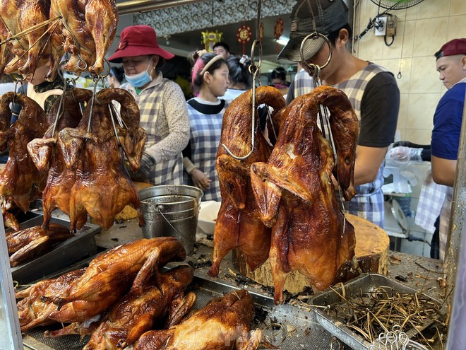 Đông nghịt người dân TPHCM xếp hàng mua gà, vịt quay cúng Tết Đoan Ngọ - Ảnh 4.