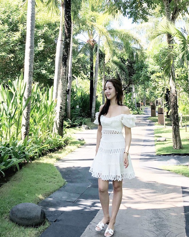 Tham khảo Park Min Young những set váy ngắn trẻ trung cho tuổi U40 - Ảnh 3.