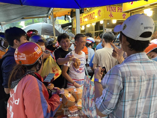 Đông nghịt người dân TPHCM xếp hàng mua gà, vịt quay cúng Tết Đoan Ngọ - Ảnh 2.