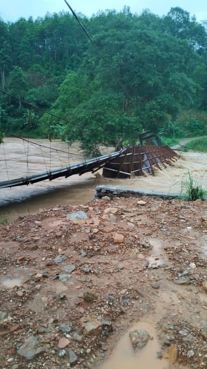 Những hình ảnh xót xa ở Hà Giang lúc này: Lũ trên sông Lô cao nhất trong gần 40 năm, toàn thành phố chìm trong biển nước - Ảnh 8.