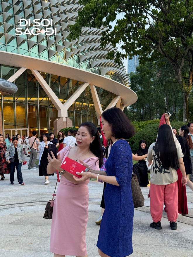 Concert Hà Anh Tuấn tại Singapore trước giờ G: Hàng trăm khán giả Việt đã có mặt, ai cũng xúng xính chụp ảnh check-in! - Ảnh 4.