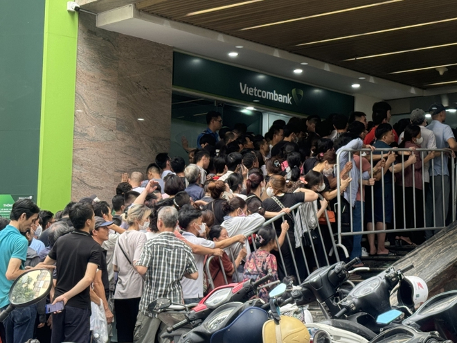 Người dân các tỉnh có mặt từ 4h sáng ở Hà Nội để mua vàng: Tắc nghẽn ngay từ ngoài cửa ngân hàng - Ảnh 3.