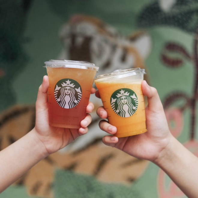 Starbucks gây tranh cãi dữ dội vì không chấp nhận thanh toán tiền mặt: Người nhiệt tình ủng hộ, kẻ lại nói tốn kém và phiền phức? - Ảnh 1.