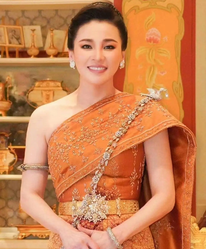 Hoàng hậu Thái Lan hiện tại: Nhan sắc U50 vẫn tỏa sáng và nhận được nhiều lời khen, mỗi lần xuất hiện đều nổi bần bật - Ảnh 1.