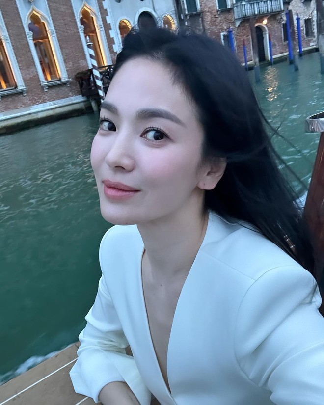 Song Hye Kyo đại náo sự kiện trời Âu: Sexy hút hồn trong chiếc váy đỏ khét lẹt, tạo khung hình chị em tài phiệt đã mắt bên Cha Eun Woo - Ảnh 13.