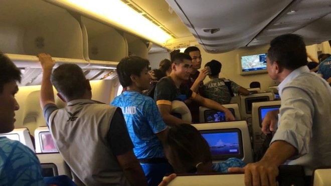 Máy bay chở tuyển thể thao Thái Lan bốc khói, hỏng điều hòa và nhốt hành khách hơn 3 giờ, nhiều người bị sốc nhiệt - Ảnh 3.