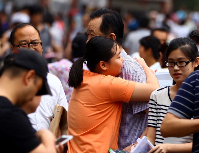 Chưa bao giờ như bây giờ, phụ huynh Hà Nội ôm tâm trạng ngồi trên chảo lửa, lo nghĩ ngày đêm chỉ vì điều này - Ảnh 3.