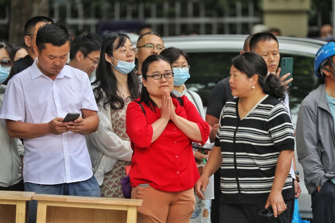 Chưa bao giờ như bây giờ, phụ huynh Hà Nội ôm tâm trạng ngồi trên chảo lửa, lo nghĩ ngày đêm chỉ vì điều này - Ảnh 1.