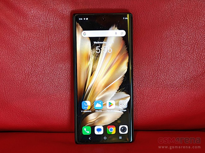 Chiếc điện thoại màn hình gập cả gan thách thức Galaxy Z Fold5 của Samsung - Ảnh 1.