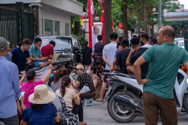 Chùm ảnh: Người dân xếp hàng thâu đêm, vạ vật trên bãi cỏ hay ngả lưng ở sảnh ngân hàng chờ trời sáng để mua vàng - Ảnh 10.