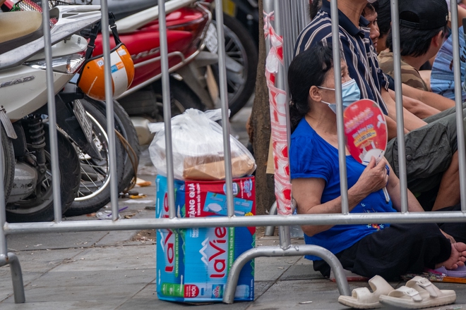 Chùm ảnh: Người dân xếp hàng thâu đêm, vạ vật trên bãi cỏ hay ngả lưng ở sảnh ngân hàng chờ trời sáng để mua vàng - Ảnh 9.