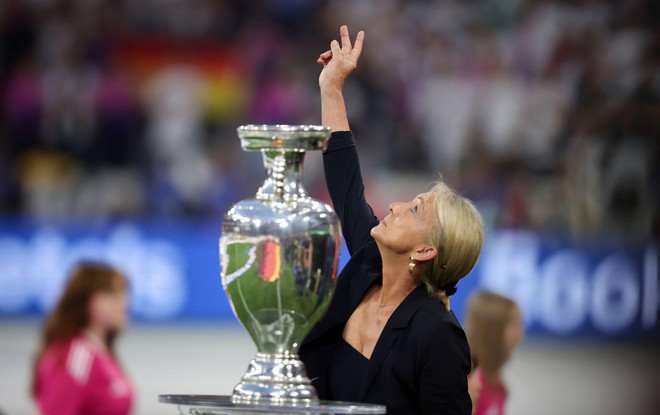 Lễ khai mạc Euro 2024: Chỉ vỏn vẹn 8 phút nhưng gây xúc động mạnh với khoảnh khắc nụ hôn gửi tới thiên đường - Ảnh 2.