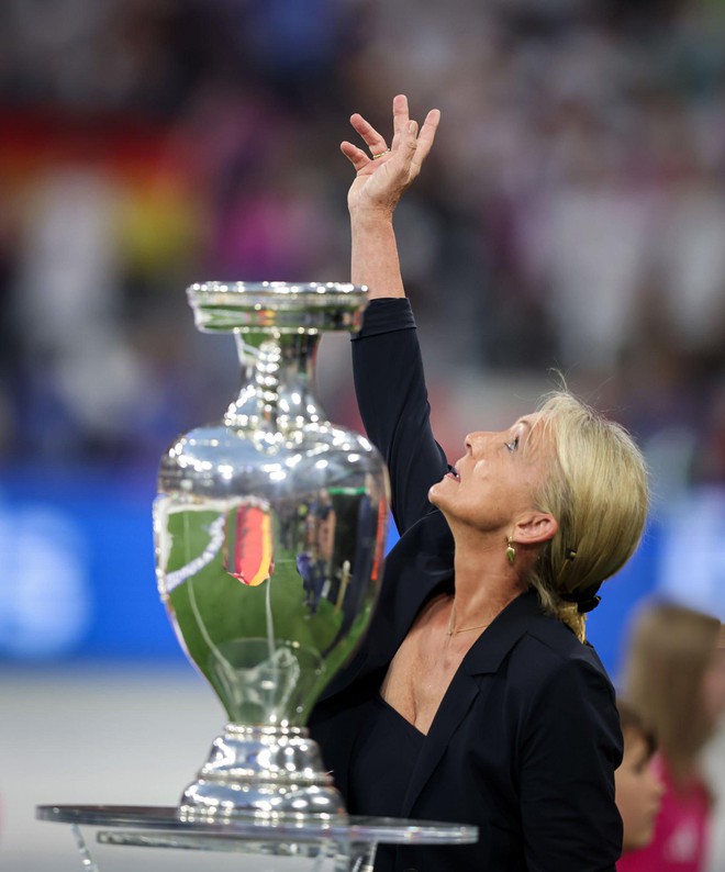 Lễ khai mạc Euro 2024: Chỉ vỏn vẹn 8 phút nhưng gây xúc động mạnh với khoảnh khắc nụ hôn gửi tới thiên đường - Ảnh 4.