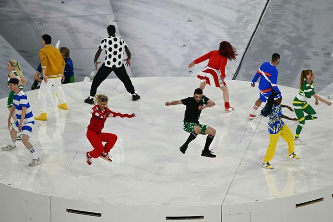 Lễ khai mạc Euro 2024: Chỉ vỏn vẹn 8 phút nhưng gây xúc động mạnh với khoảnh khắc nụ hôn gửi tới thiên đường - Ảnh 6.