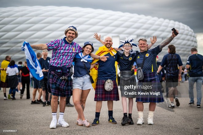 Độc đáo: Hàng nghìn đàn ông mặc váy cổ vũ trận khai màn Euro 2024 - Ảnh 3.