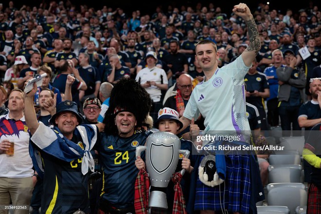 Độc đáo: Hàng nghìn đàn ông mặc váy cổ vũ trận khai màn Euro 2024 - Ảnh 5.