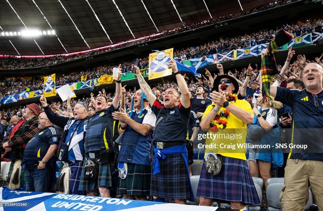 Độc đáo: Hàng nghìn đàn ông mặc váy cổ vũ trận khai màn Euro 2024 - Ảnh 6.