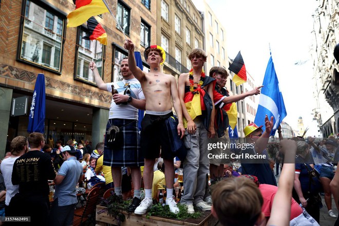 Độc đáo: Hàng nghìn đàn ông mặc váy cổ vũ trận khai màn Euro 2024 - Ảnh 1.