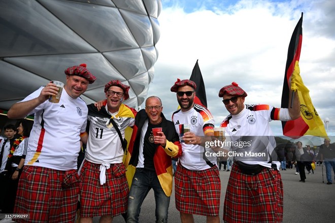 Độc đáo: Hàng nghìn đàn ông mặc váy cổ vũ trận khai màn Euro 2024 - Ảnh 2.