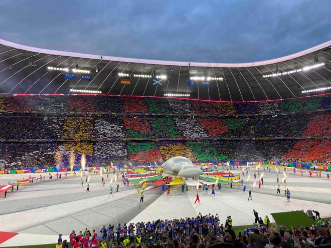 Lễ khai mạc Euro 2024: Chỉ vỏn vẹn 8 phút nhưng gây xúc động mạnh với khoảnh khắc nụ hôn gửi tới thiên đường - Ảnh 7.