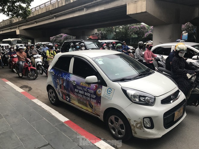 Xe taxi dán logo quảng cáo web cờ bạc nghênh ngang diễu phố Hà Nội - Ảnh 1.