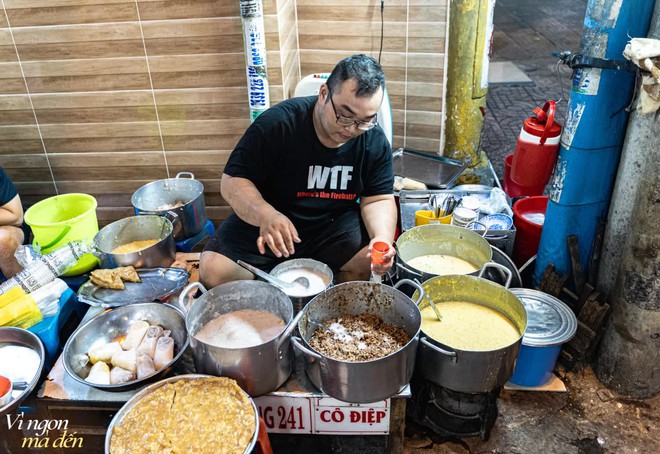 Người Sài Gòn thích thú ăn chè nóng giữa thời tiết mùa hè oi bức, hóa ra quán chè vỉa hè mẹ truyền con nối đã có tuổi đời 50 năm - Ảnh 1.