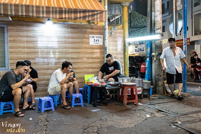 Người Sài Gòn thích thú ăn chè nóng giữa thời tiết mùa hè oi bức, hóa ra quán chè vỉa hè mẹ truyền con nối đã có tuổi đời 50 năm - Ảnh 11.