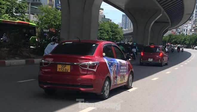 Xe taxi dán logo quảng cáo web cờ bạc nghênh ngang diễu phố Hà Nội - Ảnh 8.