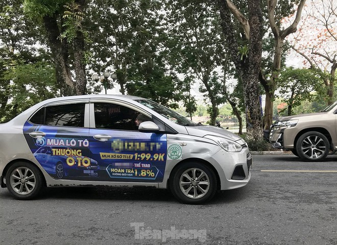 Xe taxi dán logo quảng cáo web cờ bạc nghênh ngang diễu phố Hà Nội - Ảnh 5.