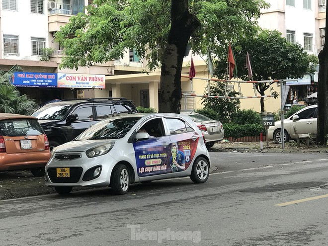 Xe taxi dán logo quảng cáo web cờ bạc nghênh ngang diễu phố Hà Nội - Ảnh 4.