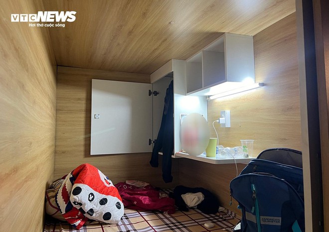 Nghẹt thở sống trong hộp ngủ 2 m&eacute;t vu&ocirc;ng ở TP.HCM - Ảnh 1.