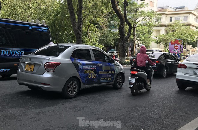 Xe taxi dán logo quảng cáo web cờ bạc nghênh ngang diễu phố Hà Nội - Ảnh 2.