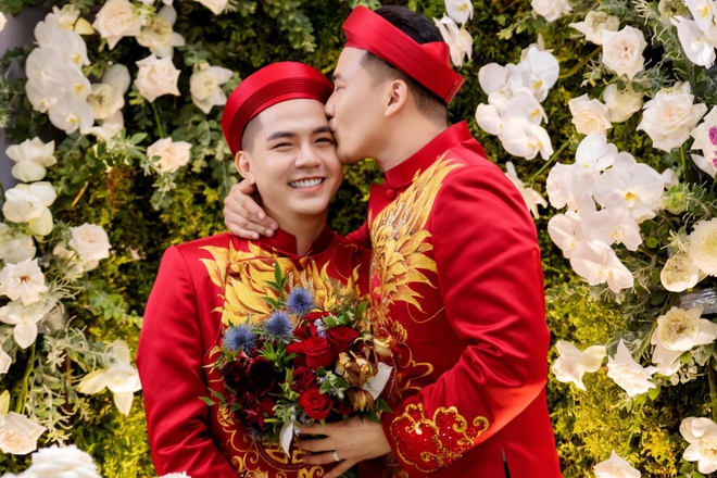 Cặp đôi đồng giới Vbiz tung ảnh cưới, hé lộ 2 khách mời đầu tiên trong hôn lễ - Ảnh 6.
