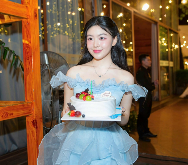 Con gái MC Quyền Linh dự tốt nghiệp cấp 3: Khoe visual trong trẻo, có 1 hành động đặc biệt dành cho bố mẹ - Ảnh 9.