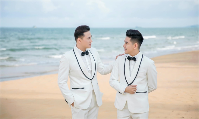 Cặp đôi đồng giới Vbiz tung ảnh cưới, hé lộ 2 khách mời đầu tiên trong hôn lễ - Ảnh 2.