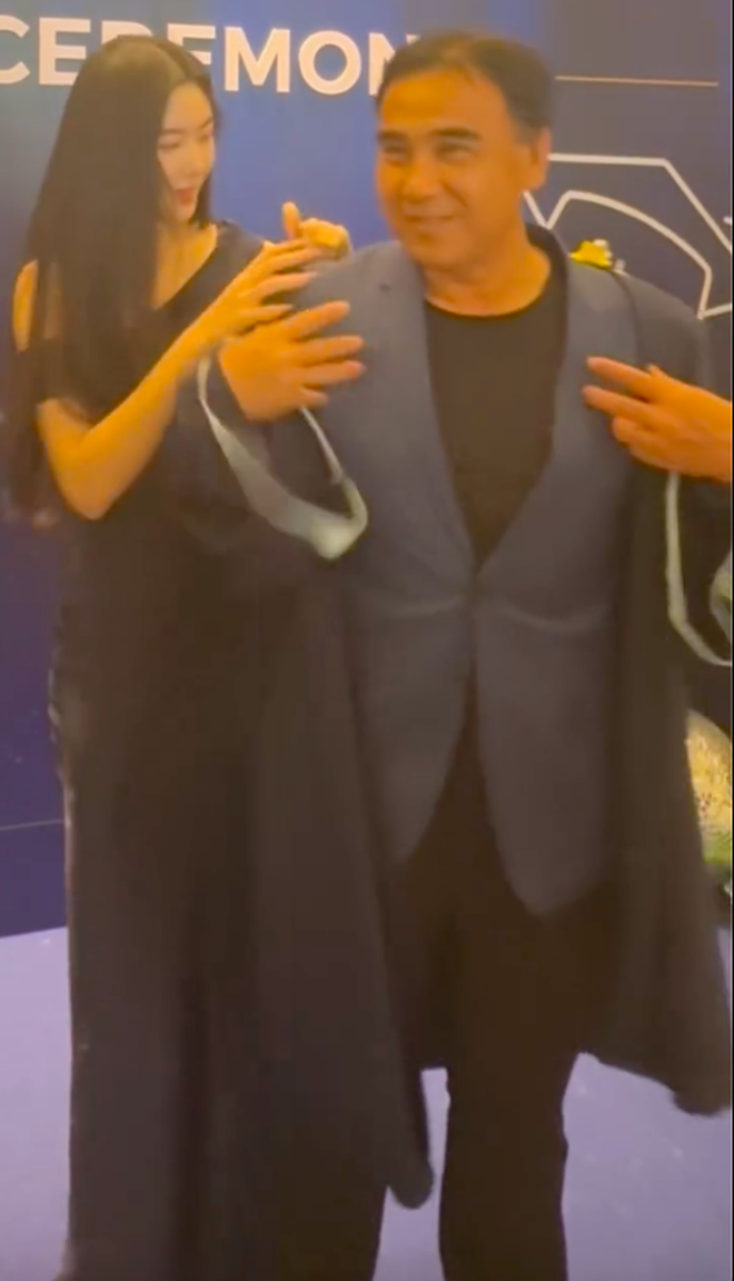 Con gái MC Quyền Linh dự tốt nghiệp cấp 3: Khoe visual trong trẻo, có 1 hành động đặc biệt dành cho bố mẹ - Ảnh 4.