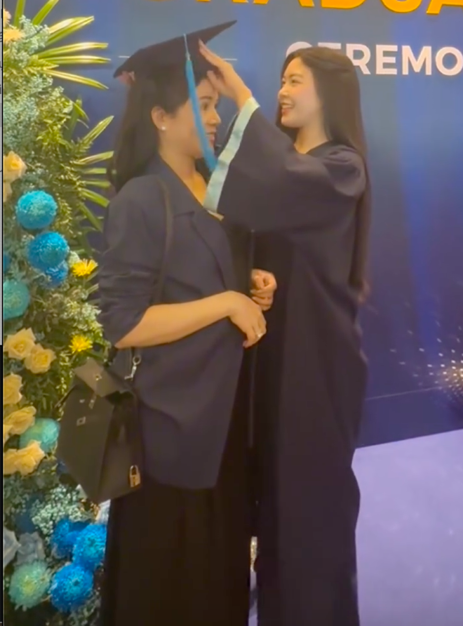 Con gái MC Quyền Linh dự tốt nghiệp cấp 3: Khoe visual trong trẻo, có 1 hành động đặc biệt dành cho bố mẹ - Ảnh 4.