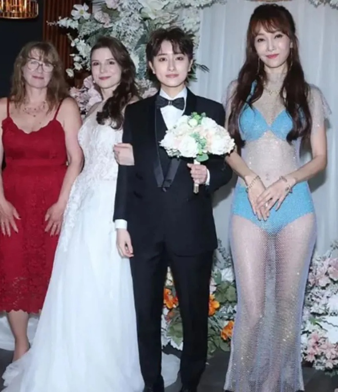 Nữ diễn viên 15 tuổi hot nhờ vai Chúc Anh Đài thảm hoạ, 28 tuổi cưới đồng tính lại bị mẹ ruột U60 mặc bikini cướp spotlight - Ảnh 9.