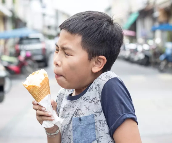 Cậu bé 7 tuổi xuất huyết dạ dày sau khi ăn kem: 3 đối tượng này tốt nhất không nên ăn đồ lạnh - Ảnh 1.