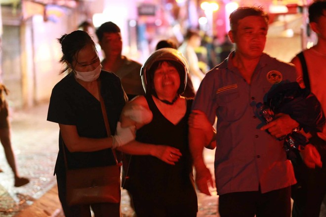 Vụ cháy nhà trên phố Định Công Hạ khiến 4 người tử vong: Người thân đau đớn ngã khuỵu, ôm mặt bật khóc nức nở tại hiện trường - Ảnh 8.