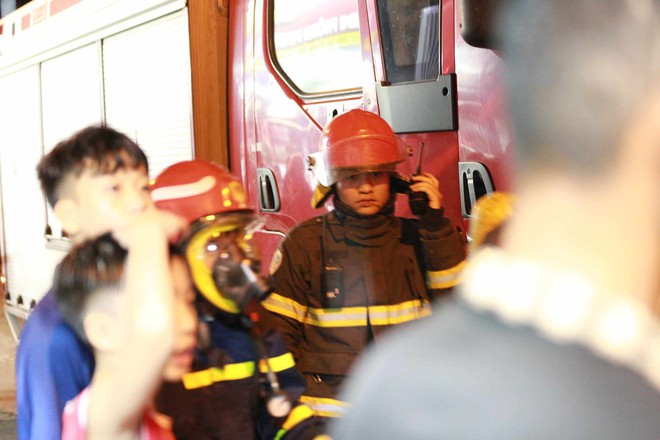 Vụ cháy ở phố Định Công Hạ: Xác định 4 người tử vong, đã đưa các thi thể ra ngoài - Ảnh 9.