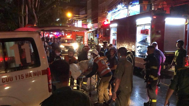 Vụ cháy ở phố Định Công Hạ: Xác định 4 người tử vong, đã đưa các thi thể ra ngoài - Ảnh 14.