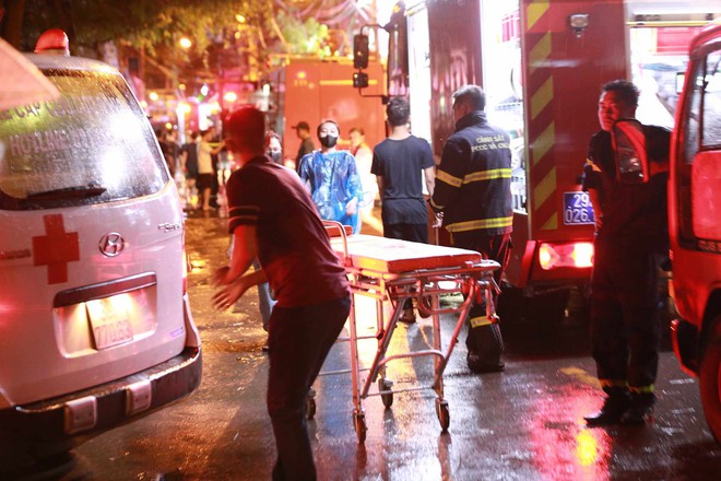 Vụ cháy nhà trên phố Định Công Hạ khiến 4 người tử vong: Người thân đau đớn ngã khuỵu, ôm mặt bật khóc nức nở tại hiện trường - Ảnh 1.