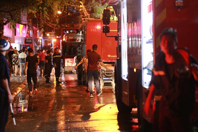Vụ cháy nhà trên phố Định Công Hạ khiến 4 người tử vong: Người thân đau đớn ngã khuỵu, ôm mặt bật khóc nức nở tại hiện trường - Ảnh 2.