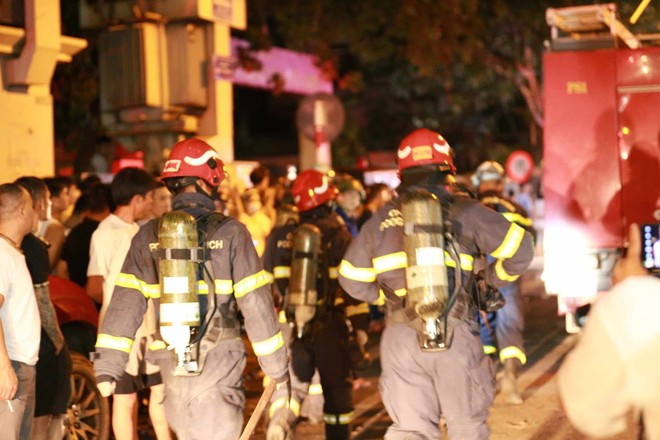 Vụ cháy ở phố Định Công Hạ: Xác định 4 người tử vong, đã đưa các thi thể ra ngoài - Ảnh 10.